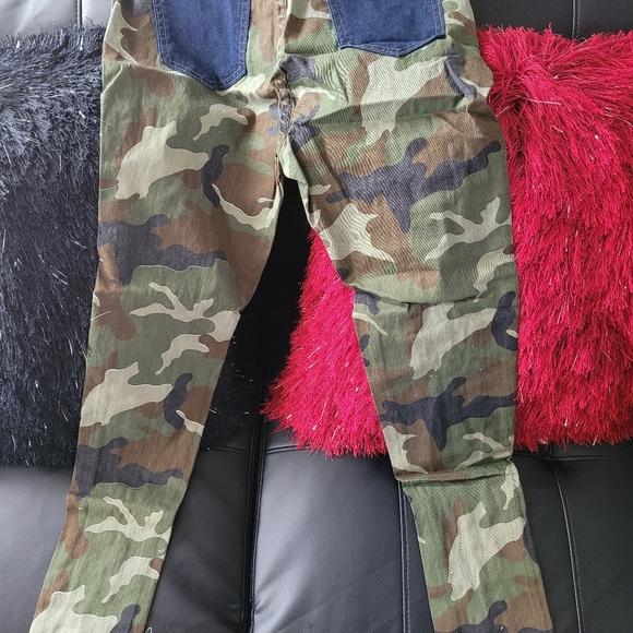 Nice,  camouflage pants with Jean pockets.  S-XXL. Not true to size.  (M) size - Picture 2 of 2